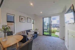 TV - Cute & Stylish Loft | Affordable City Stay (Christchurch)