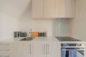 Fridge, microwave, oven, stovetop - Cute & Stylish Loft | Affordable City Stay (Christchurch)