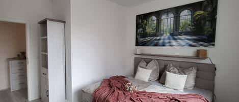 1 Schlafzimmer, BĂŒgeleisen/BĂŒgelbrett, WLAN, BettwĂ€sche