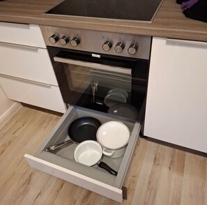 Fridge, oven, stovetop, dishwasher