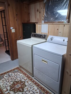 Interior - Tranquil 3-bedroom bungalow with AC in Moultonborough. On the lake. (Moultonborough)