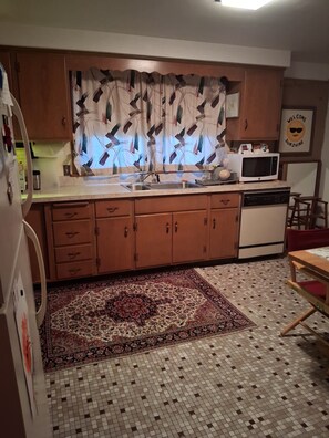 Private kitchen - Tranquil 3-bedroom bungalow with AC in Moultonborough. On the lake. (Moultonborough)