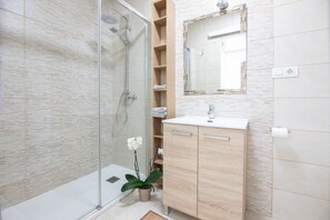 Shower, hair dryer, towels