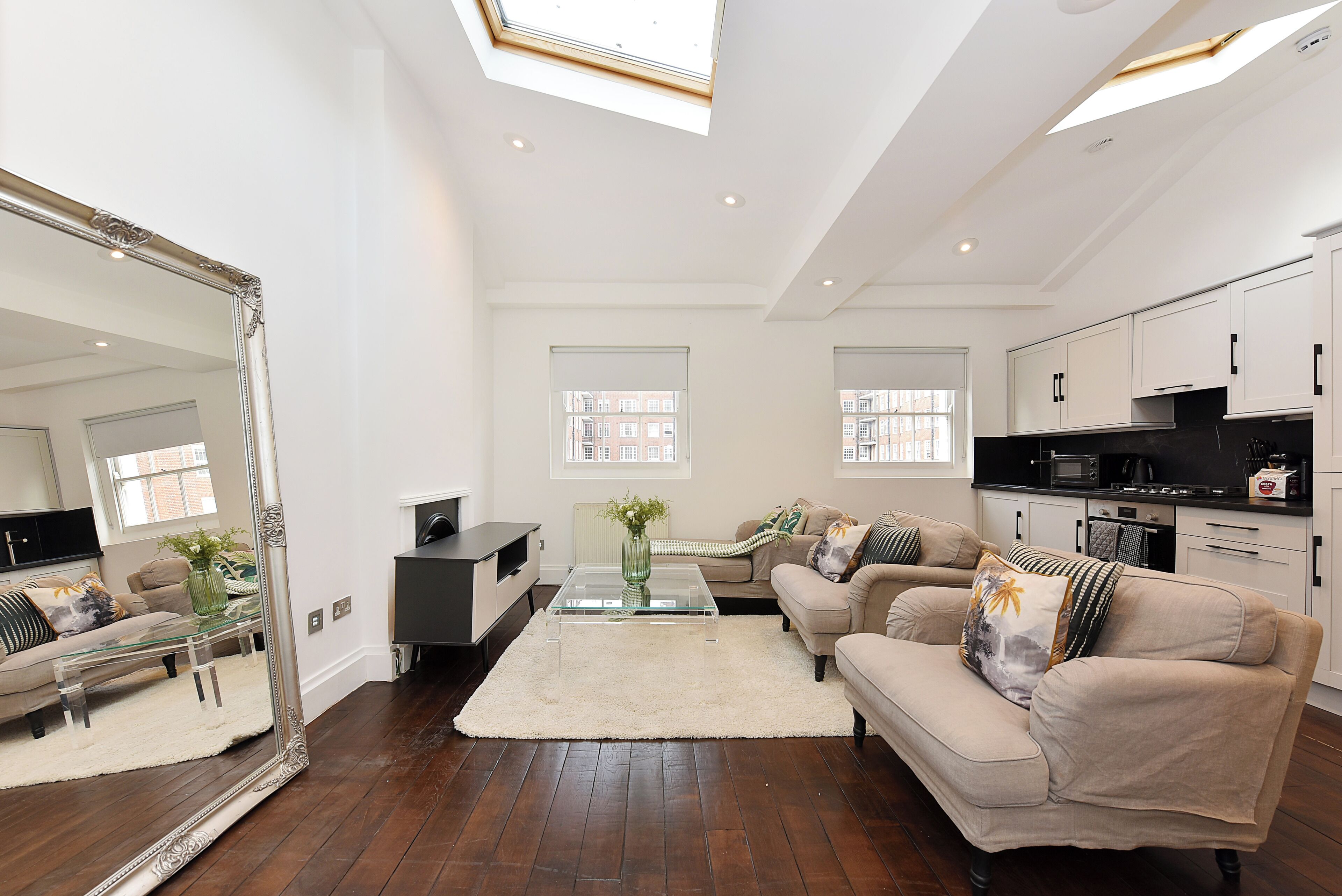 Superior Apartment, City View | Living area | 42-inch Smart TV with satellite channels, Netflix, Hulu