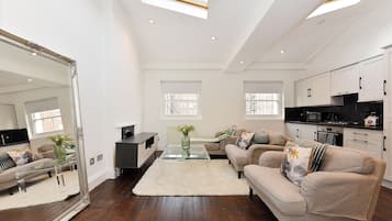 Appartamento Superior, vista città | Area soggiorno | Smart TV 42 pollici con canali satellitari, Netflix, Hulu