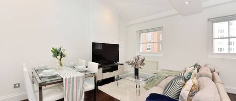 Superior Apartment, 3 Bedrooms, 2 Bathrooms, City View | Living area | 42-inch Smart TV with satellite channels, Netflix, Hulu