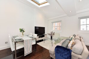 Superior Apartment, 3 Bedrooms, 2 Bathrooms, City View | Living area - London Choice- Oxford Street - Hyde Park (London)