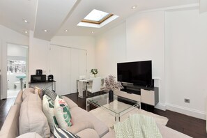 Superior Apartment, 3 Bedrooms, 2 Bathrooms, City View | Living area - London Choice- Oxford Street - Hyde Park (London)