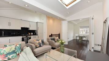 Appartamento Superior, vista città | Area soggiorno | Smart TV 42 pollici con canali satellitari, Netflix, Hulu