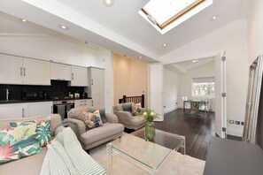 슈피리어 아파트, 시내 전망 | 거실 공간 | 위성 채널 시청이 가능한 42인치 스마트 TV, 넷플릭스, 훌루