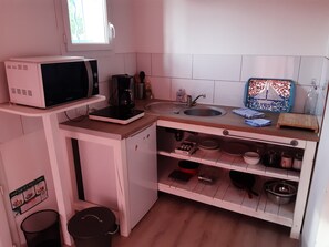 Réfrigérateur, micro-ondes, plaque de cuisson, cafetière/bouilloire