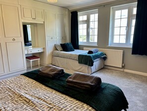 2 bedrooms, desk, iron/ironing board, free WiFi - Bayfields house by the Sea, parking, garden, central location (Portsmouth)