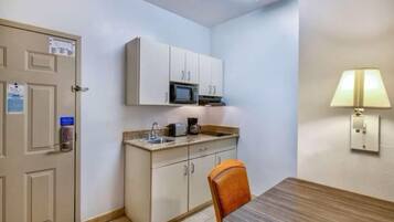 Refrigerador, microondas, cafetera/tetera