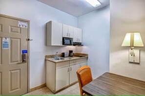 Geladeira, micro-ondas, cafeteira/chaleira