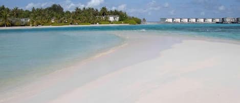 Ranta lähistöllä, valkoista hiekkaa