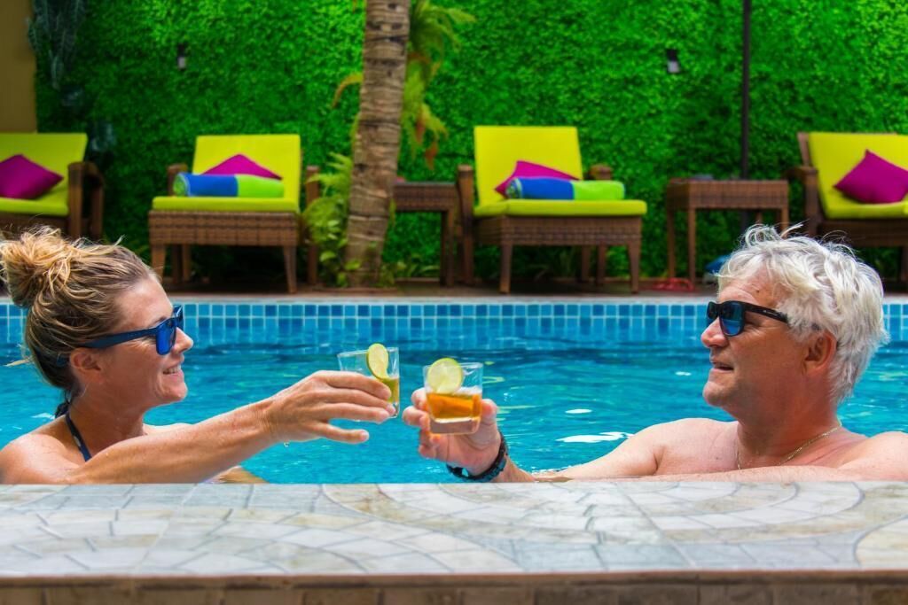 Una piscina al aire libre