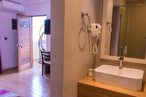 Separate bathtub and shower, hair dryer, towels, soap - Rosy Villa (Guraidhoo)