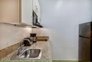 Kühlschrank, Mikrowelle, Wasserkocher mit Kaffee-/Teezubehör