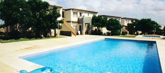 Tranquilo apartamento con piscina compartida, terraza privada y Wi-Fi cerca de cala