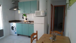 Jääkaappi, mikroaaltouuni, uuni, liesi