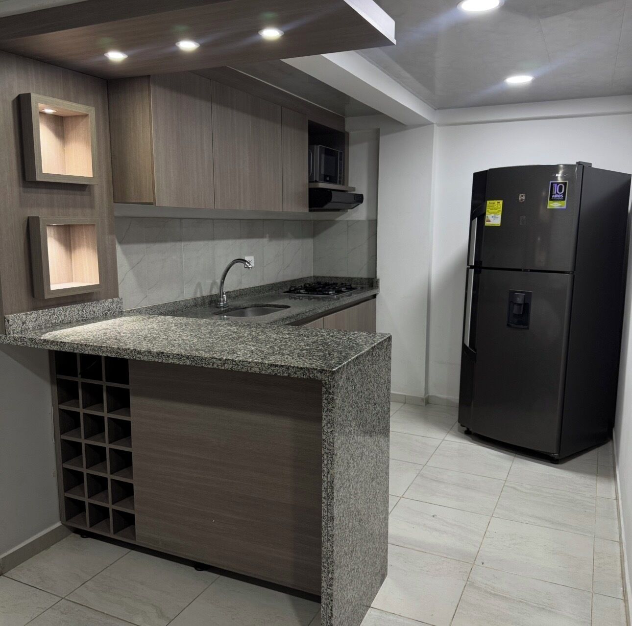 Refrigerador, microondas, utensilios de cocina y toallas de papel 