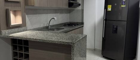 Réfrigérateur, micro-ondes, batterie de cuisine, vaisselle et ustensiles