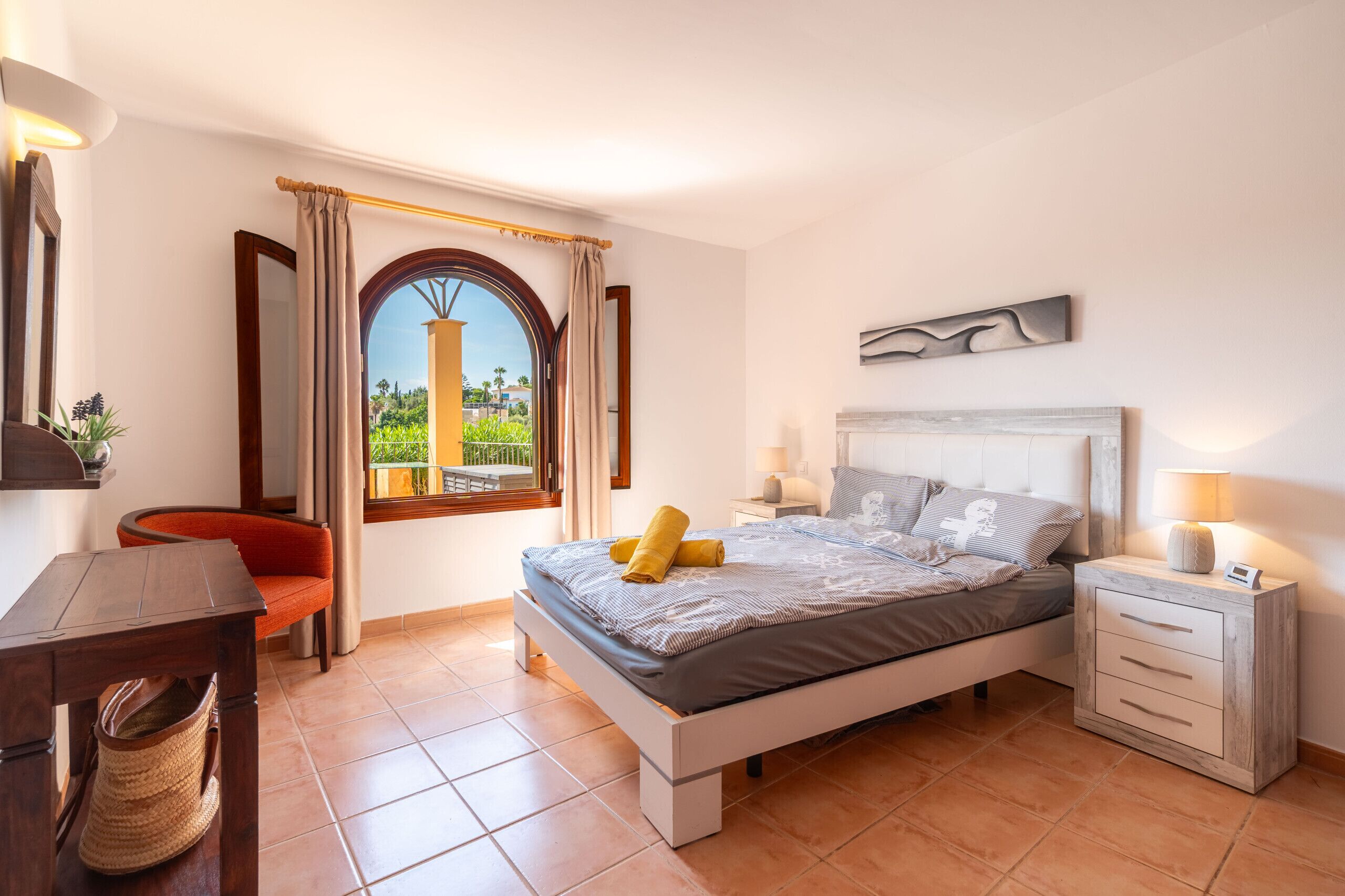 2 間睡房、書桌、熨斗/熨衫板、可攜式嬰兒床