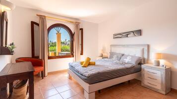 2 dormitorios, escritorio, tabla de planchar con plancha y cuna de viaje