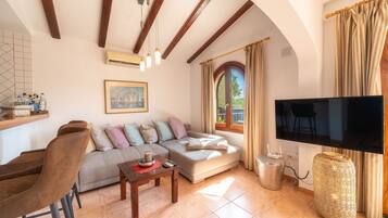 Una televisión, un reproductor de DVD, libros