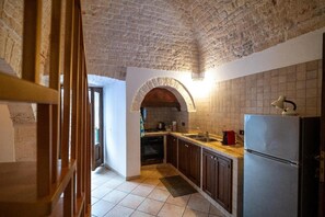 Fridge, stovetop, coffee/tea maker, electric kettle - Apartment 'Dimora Conte' with Balcony, Wi-Fi and Air Conditioning (Alberobello)