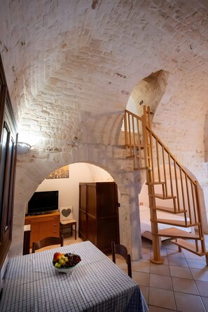 Interior - Apartment 'Dimora Conte' with Balcony, Wi-Fi and Air Conditioning (Alberobello)