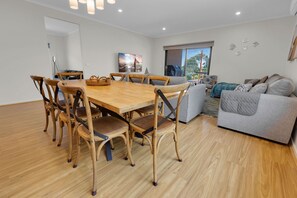 Dining - A Stylish New Escape in Lakes Entrance (Lakes Entrance)