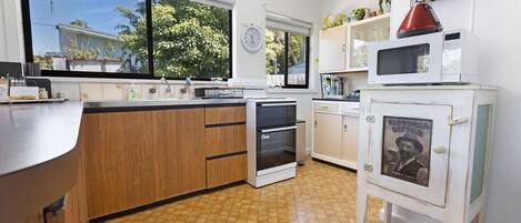 Frigorífico, microondas, horno y tostadora