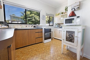Fridge, microwave, oven, toaster - Fresh Coastal Escape Opposite the Lakes Entrance Golf Course (Lakes Entrance)