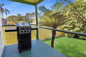 Terrace/patio - Fresh Coastal Escape Opposite the Lakes Entrance Golf Course (Lakes Entrance)