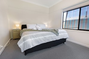 3 bedrooms, free WiFi, bed sheets - Fresh Coastal Escape Opposite the Lakes Entrance Golf Course (Lakes Entrance)