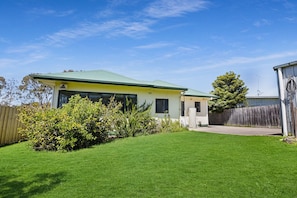 Exterior - Fresh Coastal Escape Opposite the Lakes Entrance Golf Course (Lakes Entrance)
