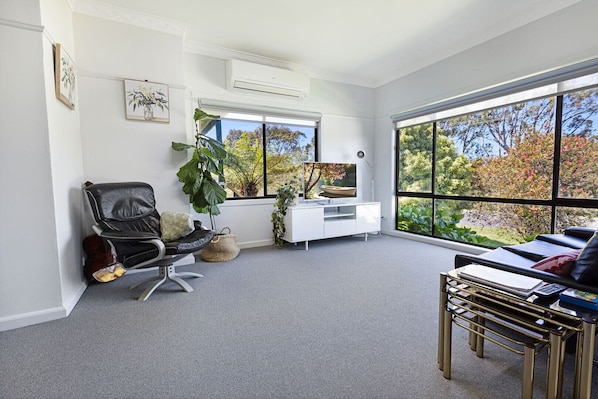 TV - Fresh Coastal Escape Opposite the Lakes Entrance Golf Course (Lakes Entrance)