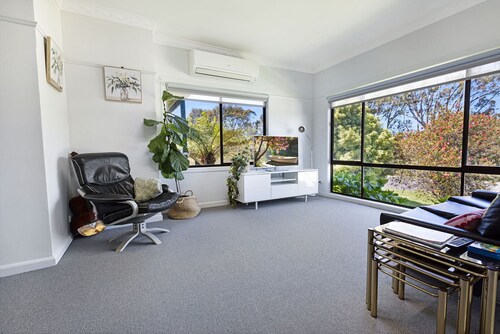 Linger Longer - Fresh Coastal Escape Opposite the Lakes Entrance Golf Course