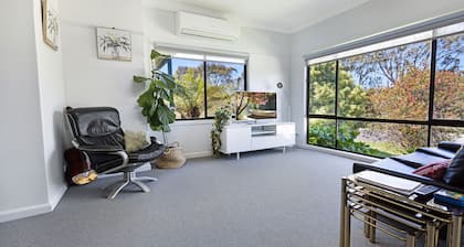 Linger Longer - Fresh Coastal Escape Opposite the Lakes Entrance Golf Course
