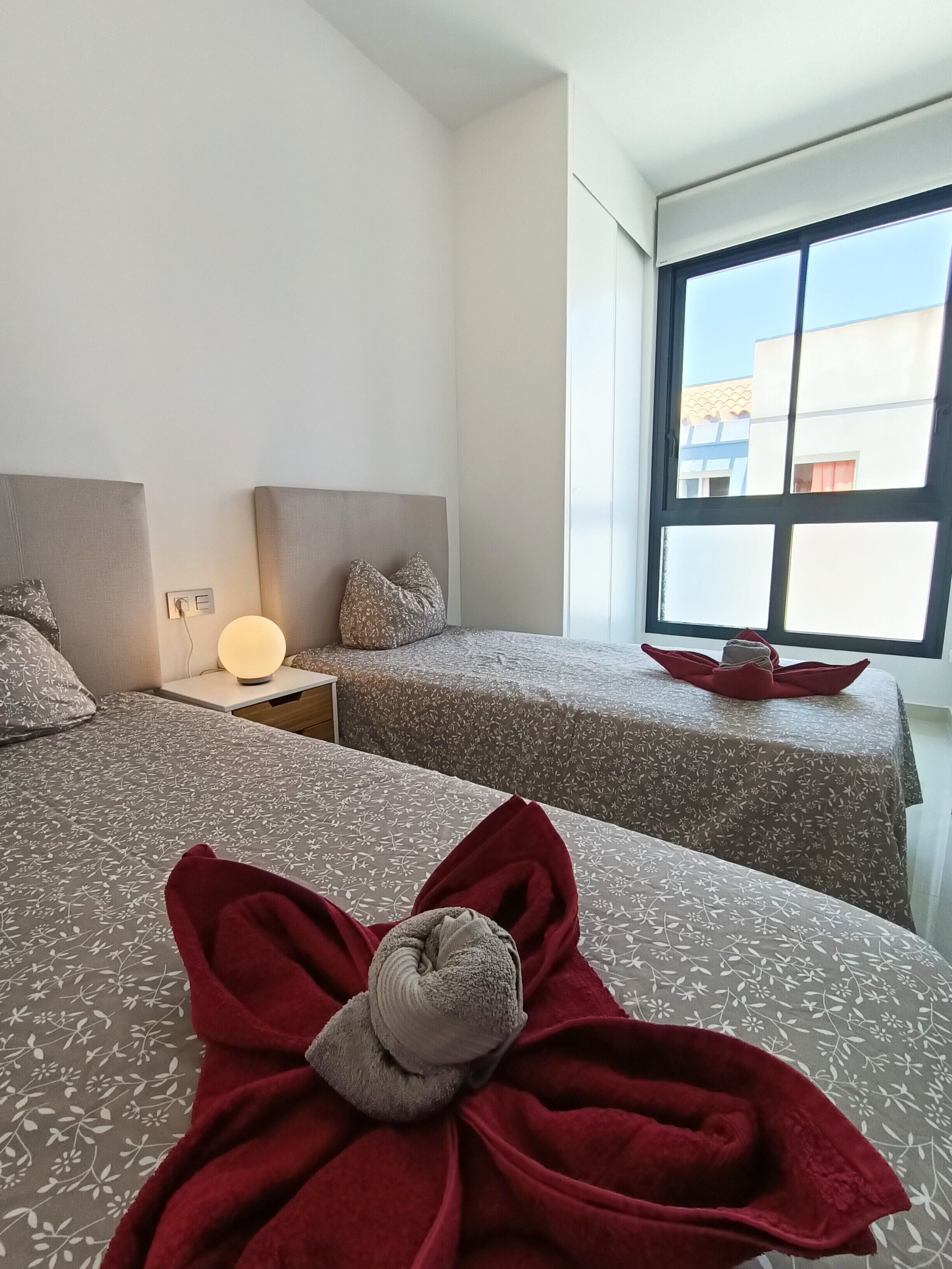 2 habitaciones, tabla de planchar con plancha, wifi y ropa de cama 