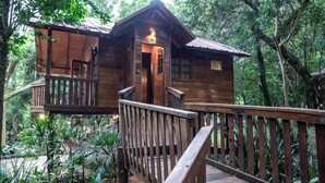 A wooden cabin with a balcony and a wooden deck. - Papalo Resort Hotel (Altos)