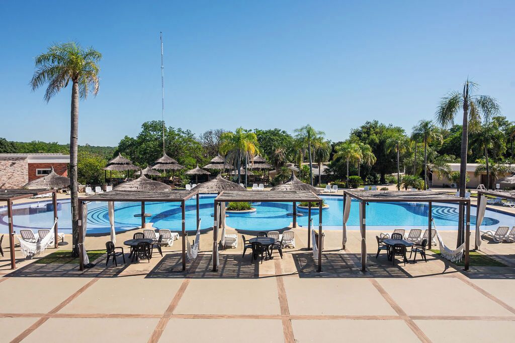 3 つの屋外プール、カバナ (有料)、プール パラソル