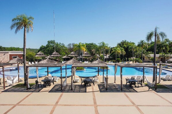 3 udendørs pools, hytter (tillægsgebyr), parasoller