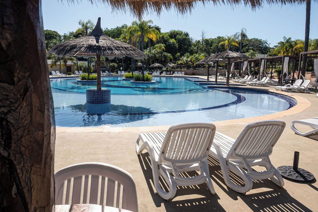 3 piscinas al aire libre, camas de piscina con cargo, sombrillas