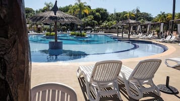 3 piscinas al aire libre, camas de piscina con cargo, sombrillas