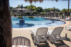 3 piscinas al aire libre, camas de piscina con cargo, sombrillas