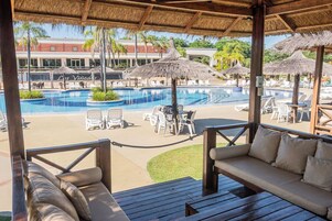 3 piscinas al aire libre, camas de piscina con cargo, sombrillas
