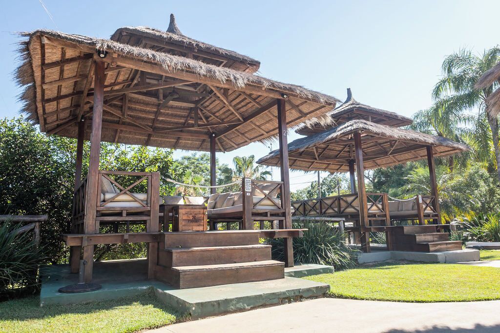 3 piscinas externas, barracas, guarda-sóis