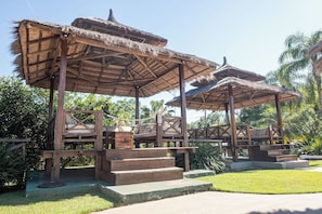 3 piscinas al aire libre, camas de piscina con cargo, sombrillas